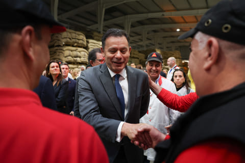 O primeiro-ministro, Luís Montenegro, durante a inauguração da nova linha de produção da Delta Cafés