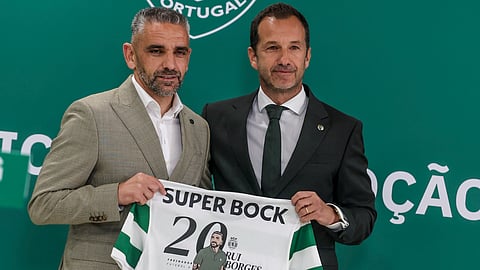 Rui Borges e Frederico Varandas na cerimónia de renovação de contrato do treinador do Sporting.