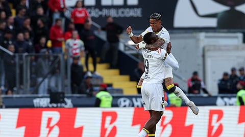Abubakar (esq.) festeja com Tom van de Looi depois de marcar o golo do empate (2-2) frente ao Benfica.