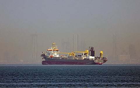 EUA mobilizam mais de 100 aviões, navios e 15 mil militares nas escoltas em Ormuz. Irão ameaça com ataques