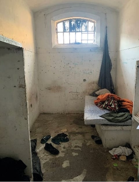 Cela do Estabelecimento Prisional de Lisboa -- imagem retirada do relatório de 2024 do Mecanismo Nacional de Prevenção de Tortura/Provedoria de Justiça
