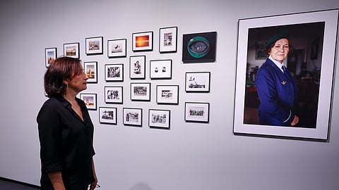Margarida Correia olha para o retrato de Rosa Serra Lopes, que concluiu o curso de enfermeira paraquedista em 1968. 