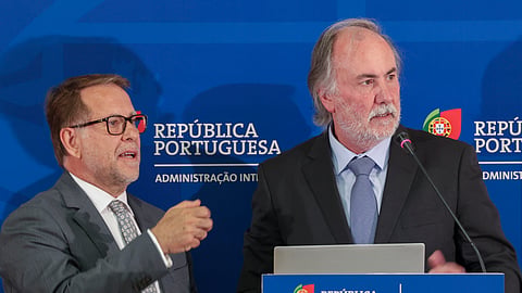Luís Neves, ministro da Administração Interna, e António Pombeiro, coordenador da equipa de Trabalho Técnica e Multissetorial para a substituição do Sistema Integrado de Redes de Emergência e Segurança de Portugal, durante a apresentação do estudo para evolução do SIRESP.