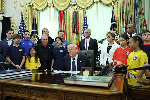 Donald Trump falou sobre a guerra no Irão rodeado por crianças na Sala Oval.