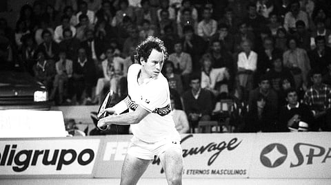 John McEnroe, hoje com 67 anos, sempre foi dono de forte personalidade. Eram frequentes as discussões com árbitros, adversários, público e até consigo próprio, quando cometia erros e explodia de raiva partindo a raquete. Liderou o ranking mundial e somou 77 títulos ATP na carreira, singulares e pares, 17 dos quais em torneios do Grand Slam.