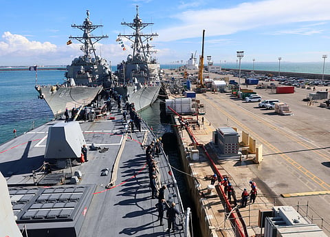 Marinheiros do USS Roosevelt em manobras de amarração em frente do USS Bulkeley e do USS Arleigh Burke, todos contratorpedeiros, na base naval de Rota, na província espanhola de Cádis. 