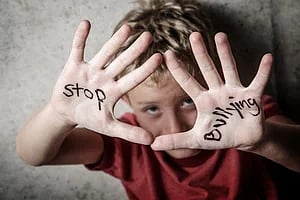 Singapura introduz castigo com vara para rapazes que pratiquem bullying na escola