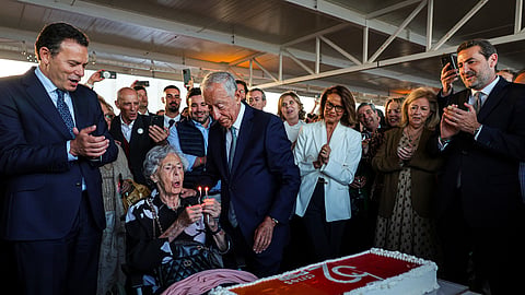 Luís Montenegro acompanhado pela militante n.º 2 do partido, Conceição Monteiro, e Marcelo Rebelo Sousa na festa do 52.º aniversário do PSD.