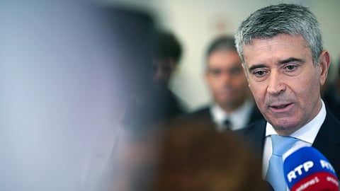 Carneiro acusa Montenegro de falhar na saúde onde “não é possível fazer pior”