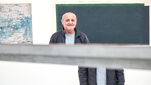 Nas suas esculturas, 
o artista desafia o público a  desconstruir amarras
 de uma vida repetitiva, condicionada e previsível.
