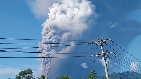 Três mortos e 10 desaparecidos após erupção de vulcão na Indonésia