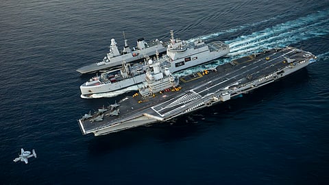 O porta-aviões Charles de Gaulle e uma fragata durante uma missão de reabastecimento , sob a vigilância  do avião Hawkeye  (à esq.) e a patrulha de caças Rafale.