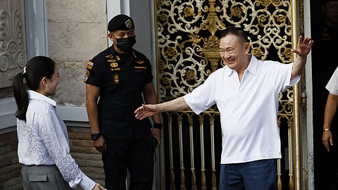 Thaksin abraçou a filha Paetongtarn à saída da prisão.