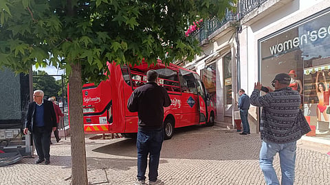 Três feridos em acidente com autocarro turístico na Praça dos Restauradores, em Lisboa