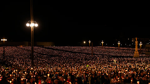 Milhares de fiéis enchem Santuário de Fátima para a procissão das velas (veja as imagens)