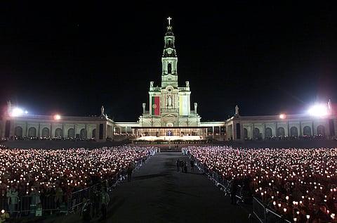 Ao longo dos anos, a noite de 12 de maio enche o Santuário e acolhe os peregrinos que se preparam para viver o aniversário do dia das aparições