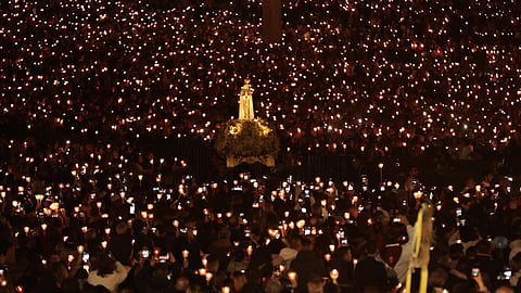 Milhares de fiéis enchem Santuário de Fátima para a procissão das velas (veja as imagens)