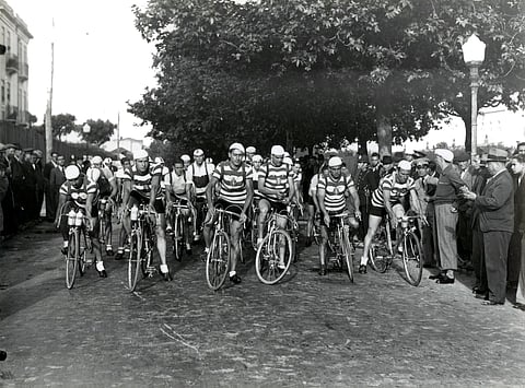 Os ciclistas alinhados antes da partida para as Caldas da Rainha, de onde regressariam a Lisboa para concluir a prova. A corrida de 182 quilómetros teria como vencedor o sportinguista João Lourenço.