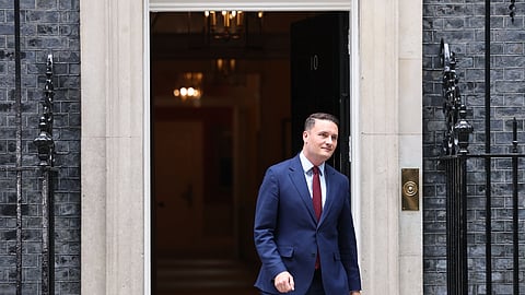 Wes Streeting à saída do número 10 de Downing Street, após a reunião com Starmer.