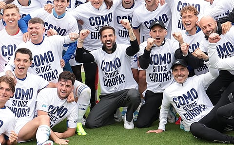 O treinador Cesc Fàbregas (ao centro) já festejou com os jogadores do Como a qualificação europeia. Champions ainda é hipótese.