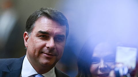 Flávio pode desistir da corrida após pedir milhões a Vorcaro