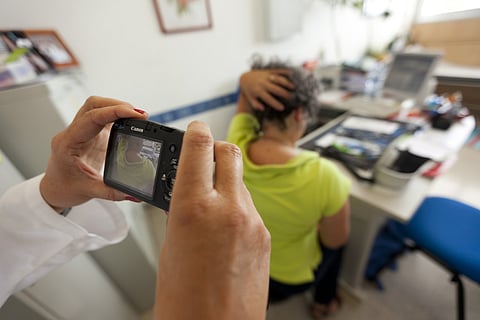 Nalguns hospitais, quando o médico de família pede uma consulta envia logo uma fotografia da lesão em causa para ser feita logo uma triagem de priorização.