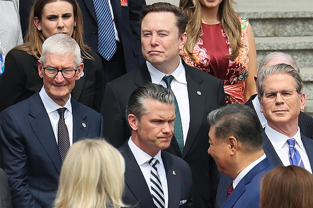 Os presidentes executivos da Apple, Tim Cook, da Tesla, Elon Musk, com o secretário da Defesa, Pete Hegseth e o secretário do Tesouro, Scott Bessent