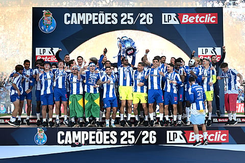 FC Porto faz festa de campeão com taça e prémios antes da romaria aos Aliados. "Não podemos largar mais esta posição", diz Villas-Boas