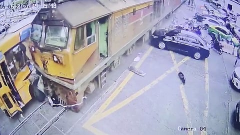 Maquinista acusado de negligência após comboio ter abalroado autocarro no centro de Banguecoque (com vídeos)