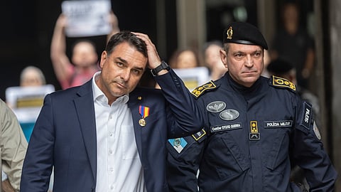 O senador Flávio Bolsonaro está agora envolvido no escândalo do Banco Master.