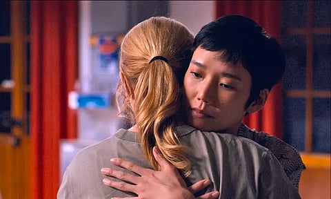 Tao Okamoto abraça Virginie Efira, em 'All of a Sudden'.