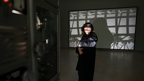 Rosa Barba ao pé de 'Myth and Mercury', o filme de 35mm de 22 minutos encomendado pelo CAM.