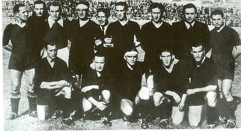 Os jogadores da Académica numa imagem que ficou na história do clube de Coimbra. Pimenta, Alberto Gomes e Arnaldo Carneiro (2) fizeram os golos do triunfo da Briosa no Campo das Salésias. Pelo Benfica marcaram Alexandre Brito e Rogério de Sousa (2).