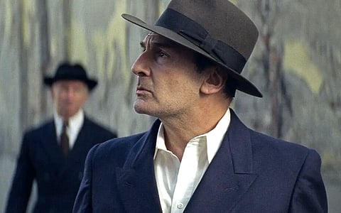 Gilles Lellouche compõe a figura de Jean Moulin.