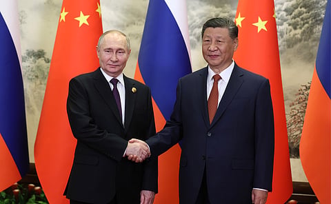 Vladimir Putin com Xi Jinping em Pequim a 16 de maio de 2024.