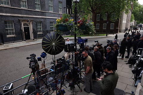 Jornalistas junto à entrada do número 10 de Downing Street, no meio  da especulação sobre o futuro de Starmer. 