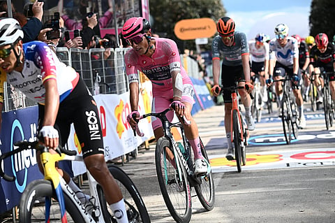 Afonso Eulálio segura camisola rosa após etapa intensa do Giro ganha por Narváez