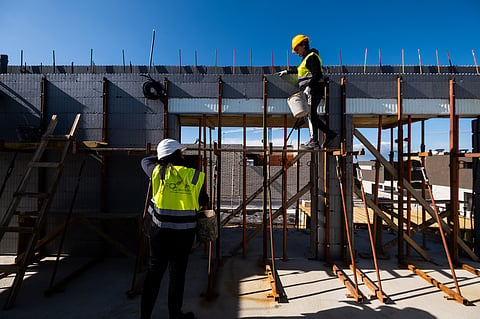 O país vive uma grave crise habitacional. Há pouca oferta de casas no mercado e os preços estão muito elevados.
