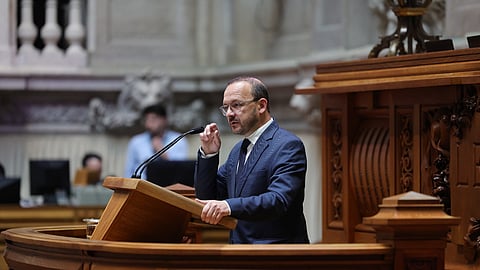O deputado do PS Nuno Fazenda abriu o debate de urgência desta quarta-feira, pedido pelo PS, com críticas à reprogramação do PRR optada pelo Governo.