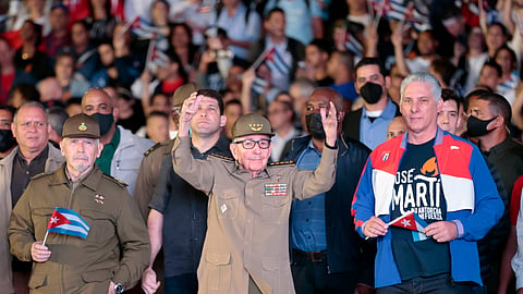 O ex-líder cubano, Raúl Castro, junto ao presidente Miguel Díaz-Canel, em 2023.