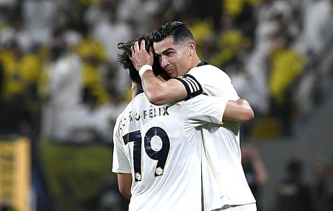 João Félix e Cristiano Ronaldo celebram o título.