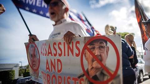 Raúl Castro e Miguel Díaz-Canel apelidados de “assassinos e terroristas” num cartaz em Miami.
