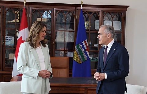 A chefe do governo de Alberta, Danielle Smith, com o primeiro-ministro do Canadá, Mark Carney.