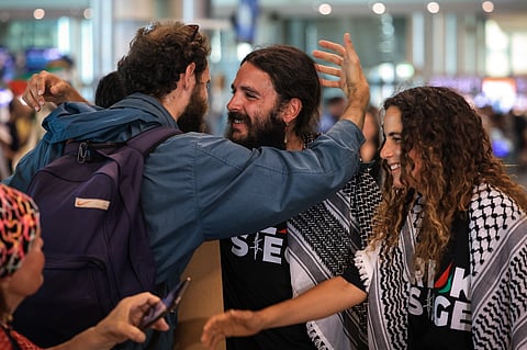 Os ativistas portugueses Gonçalo Reis Dias e Maria Beatriz Bartilotti Matos à chegada ao aeroporto Francisco Sá Carneiro, no Porto