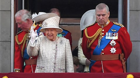 Documentos revelados na quinta-feira revelam que a rainha Isabel II se mostrou "muito interessada" em que o filho fosse nomeado para o cargo de enviado comercial, em 2000.