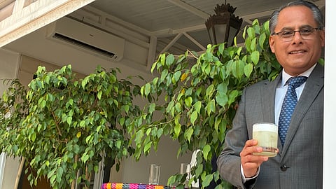 Manuel Muñoz bebe um Pisco Sour, que junta Pisco, sumo de lima, xarope de açúcar, clara de ovo e uma gota de Angostura.
