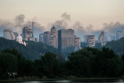 Fumo sobe no horizonte de Kiev após os ataques russos.