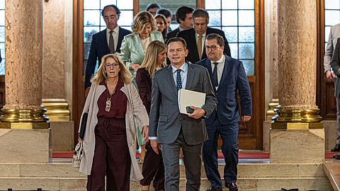 Primeiro-ministro, Luís Montenegro, e ministra do Trabalho, Rosário Palma Ramalho, lado a lado, à chegada para um debate na AR. 