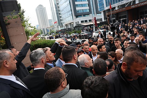 Destituição de líder. Apoiantes e polícia cercam sede do principal partido da oposição na Turquia 