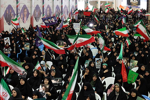 Mulheres iranianas participaram este domingo em Teerão numa cerimónia em memória das vítimas da guerra Irão-Israel.